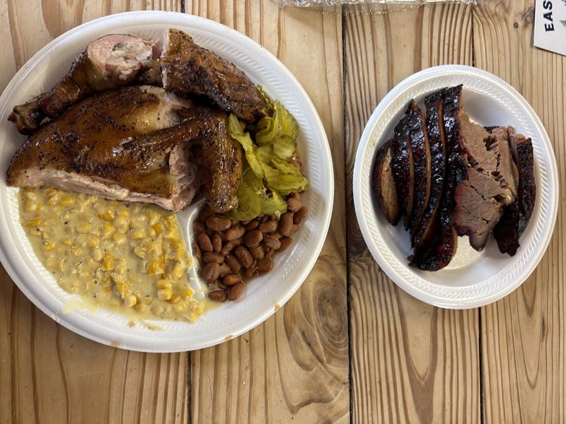 Heavy's Bar B Que food